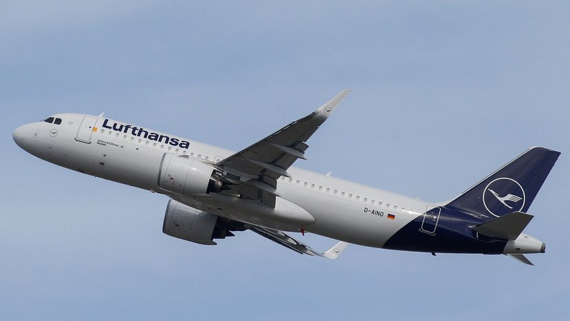 Un pasajero de Lufthansa ve desde la ventana del avión su maleta abandonada en la pista pero la compañía le asegura que está en el aparato (FOTO)