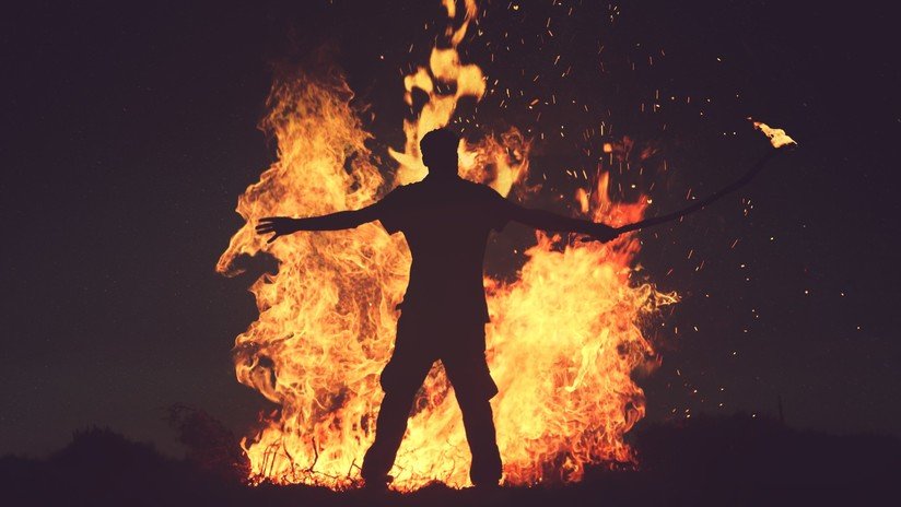 VIDEO: Un artista de fuego queda envuelto en llamas tras incendiar accidentalmente su traje