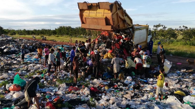 El indignante video de niños indígenas comiendo de la basura en Colombia