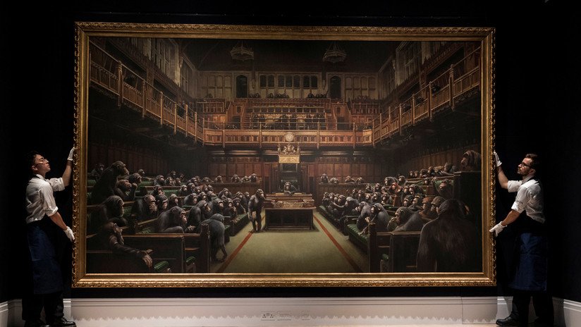 Venden por un precio récord la icónica pintura de Banksy que muestra un parlamento de chimpancés