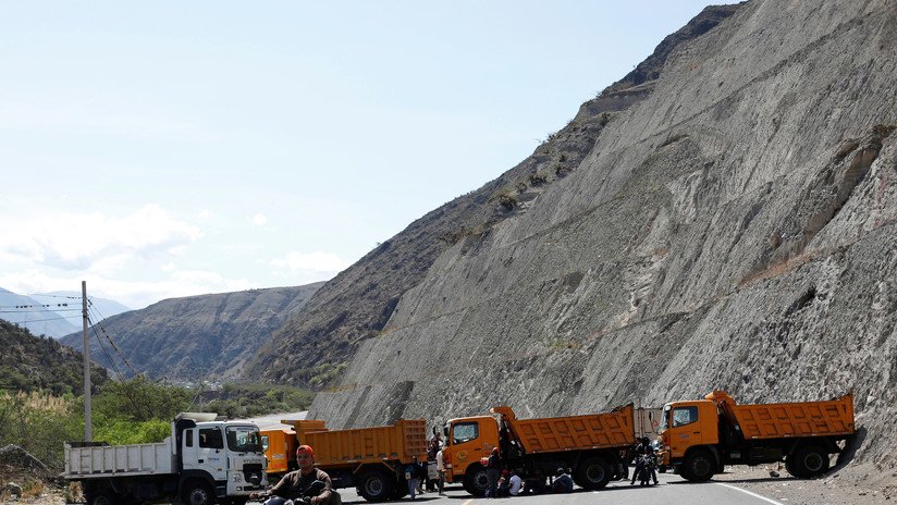 Gobierno ecuatoriano amenaza con quitar licencias a transportistas que se mantengan en paro