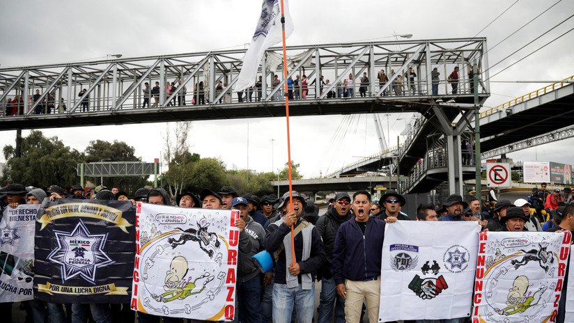 Policías bloquean la vía al aeropuerto de Ciudad de México para protestar contra su posible adhesión a la Guardia Nacional