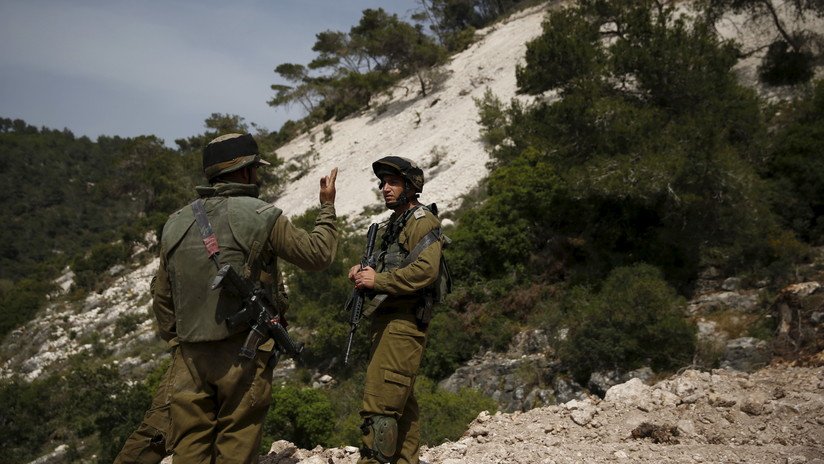 VIDEO, FOTO: Oficial del Ejército israelí golpea a soldados por cubrirse de las piedras lanzadas por palestinos
