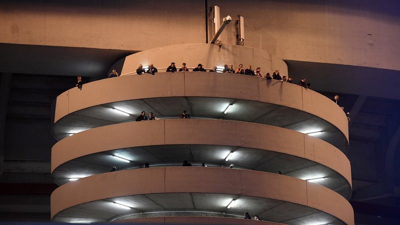 Una ilusión óptica en las escaleras de un estadio de Milán hipnotiza a los usuarios de las redes