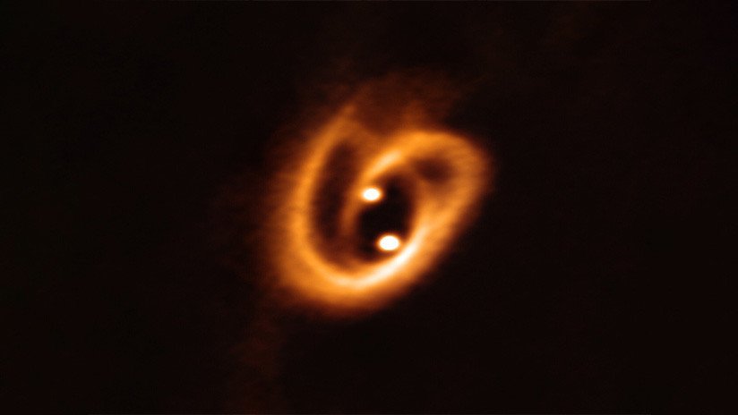 Descubren un 'pretzel' cósmico cubriendo a dos estrellas bebé a 700 años luz de la tierra