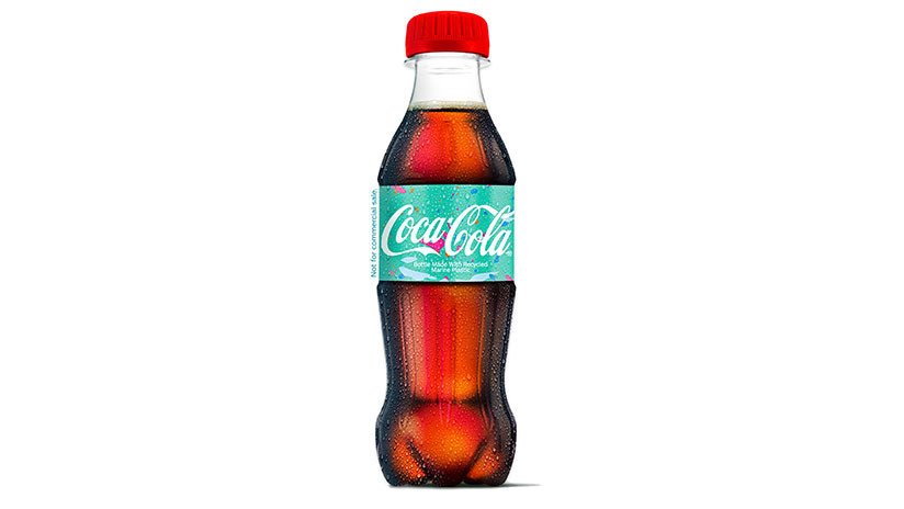 Coca-Cola presenta su primera botella hecha del plástico marino reciclado