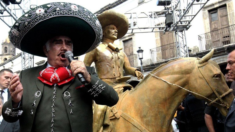 "Le faltaron algunos detallitos": El cantante mexicano Vicente Fernández devela una estatua en su honor y las redes no perdonan el escaso parecido