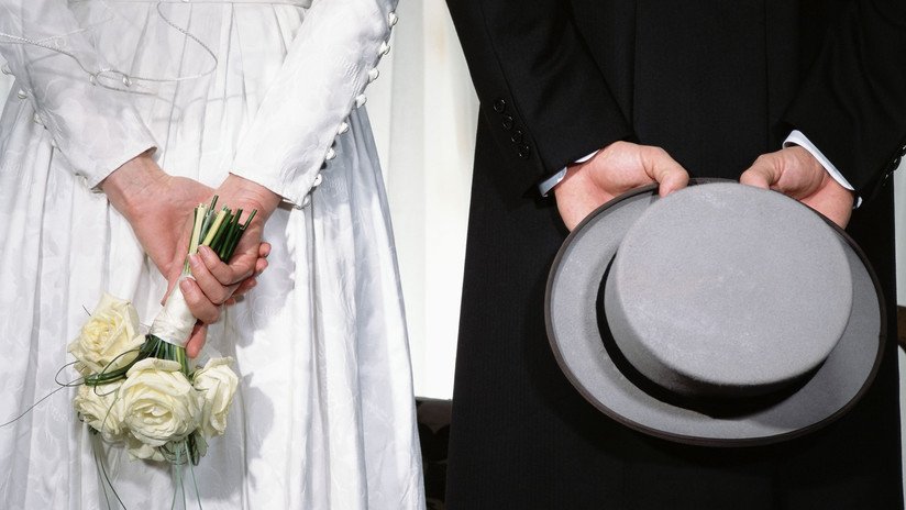 Una mujer sorprende a su prometido cuando abusaba sexualmente de una dama de honor, pero se casa igualmente