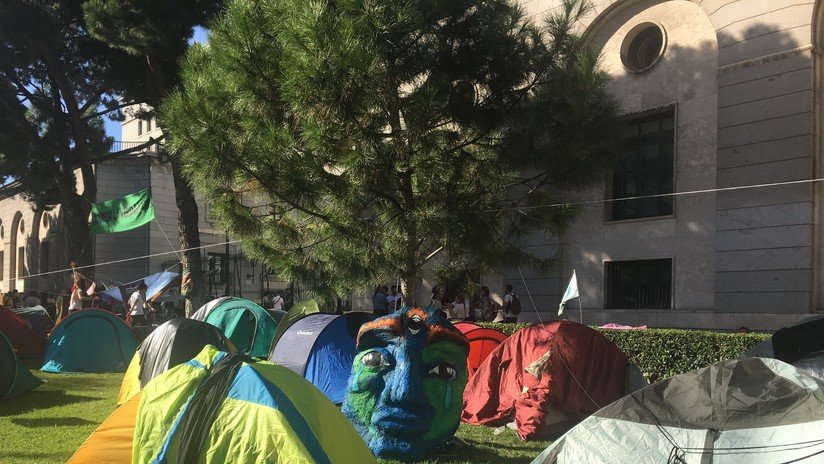 Madrid se suma a las protestas contra el cambio climático: activistas acampan frente al ministerio de Transición Ecológica