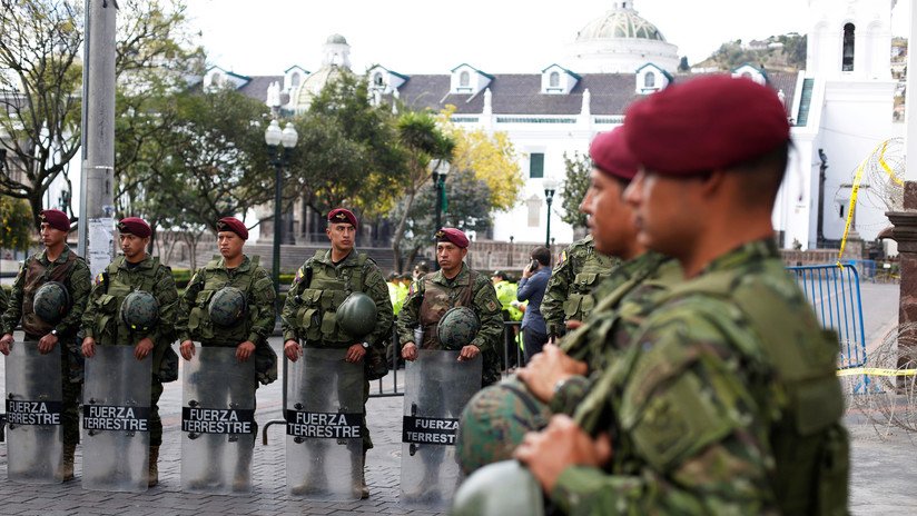 Desalojan a periodistas y funcionarios del Palacio Presidencial de Ecuador debido a las manifestaciones