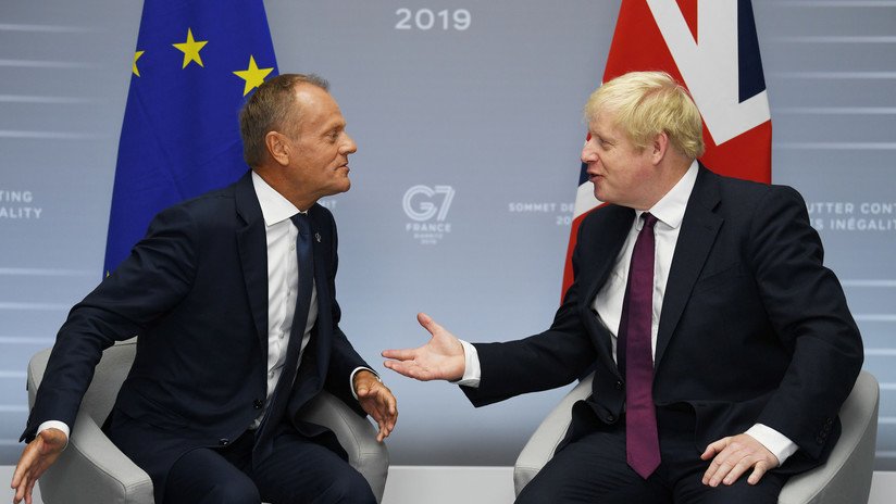 "No se trata de ganar un juego estúpido de acusaciones": Tusk arremete contra Johnson por el Brexit