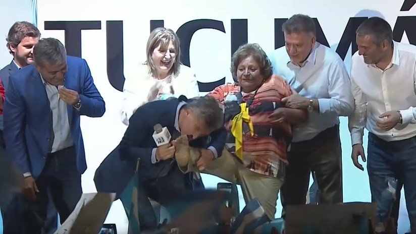 "Mi Cenicienta": Macri le besa el pie a una mujer que perdió un zapato en un acto político (VIDEO)
