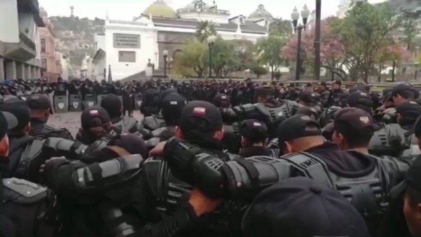 VIDEO: Policías antidisturbios ecuatorianos rezan el padrenuestro antes de salir a la calle a enfrentar las protestas