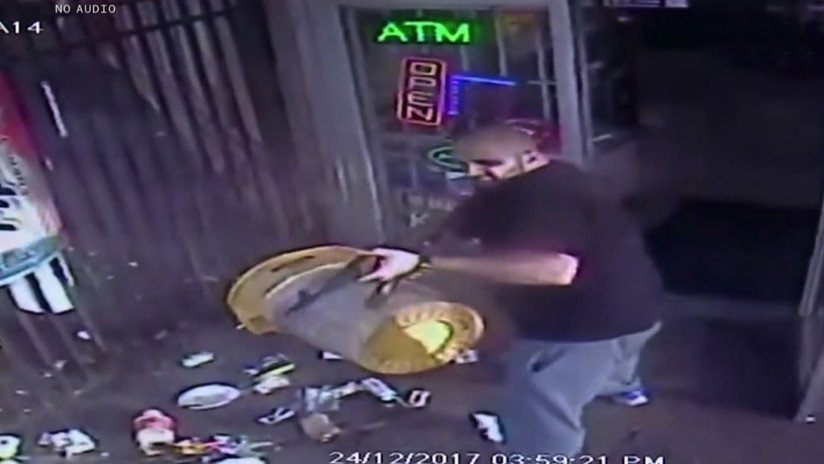 VIDEO: Propietario de una tienda abre fuego con un AK-47 contra un cliente