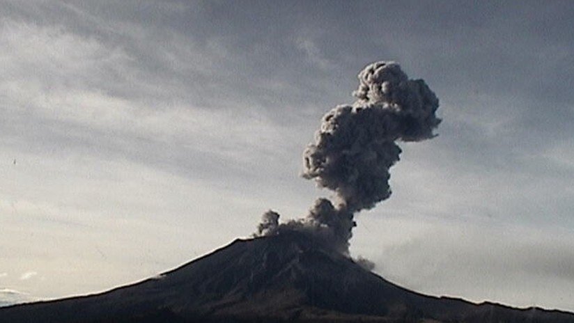 Grandes nubes de ceniza tras una serie de erupciones de Popocatépetl en México