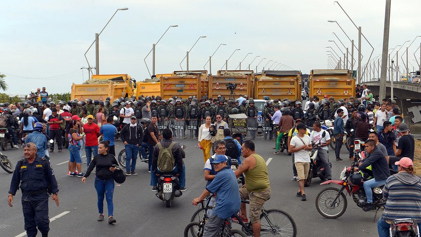 VIDEO: Policía bloquea con gases lacrimógenos a los manifestantes en Guayaquil