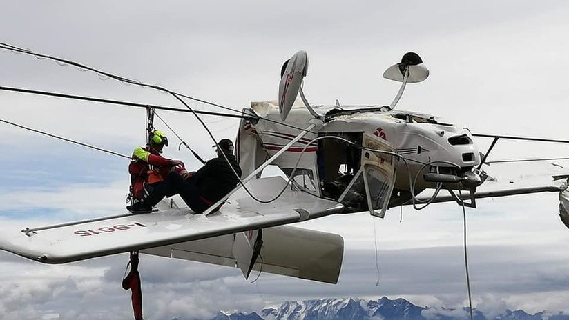 FOTOS: Una avioneta se estrella y queda atrapada boca abajo en los cables de un telesilla