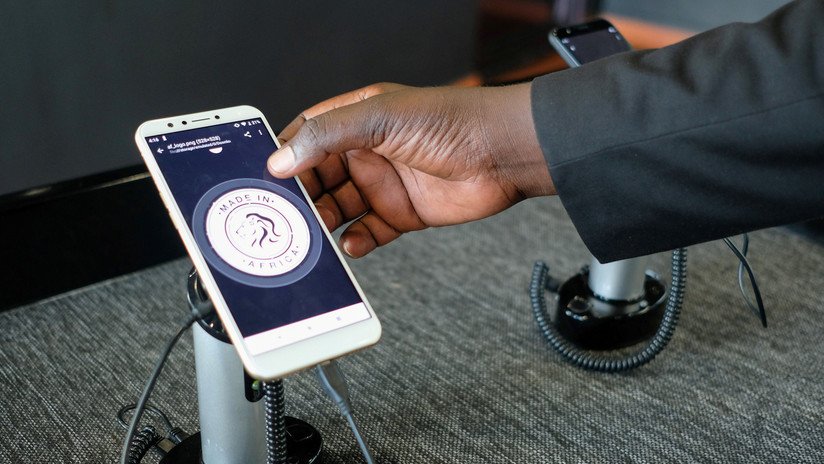 FOTOS: Ruanda presenta los primeros celulares 'made in Africa'