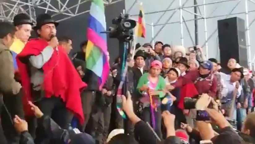 VIDEO: Momento en que los indígenas hacen levantar la bandera de Ecuador y la plurinacional a los policías retenidos