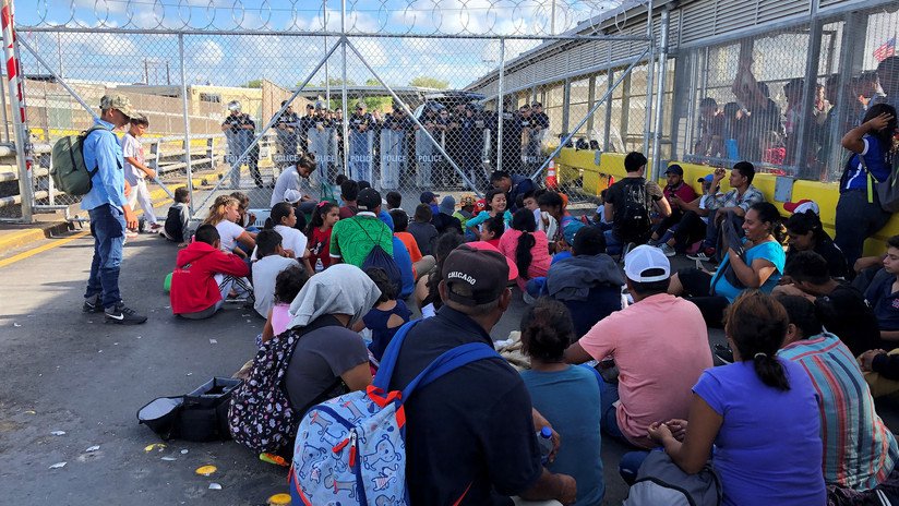 Migrantes protestan en puente fronterizo de México para pedir que el trámite de asilo se haga en EE.UU.