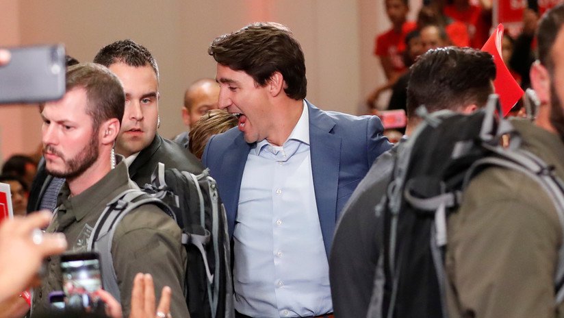 FOTOS: Captan a Trudeau con un chaleco antibalas puesto durante un mitin tras reportes de amenazas a la seguridad