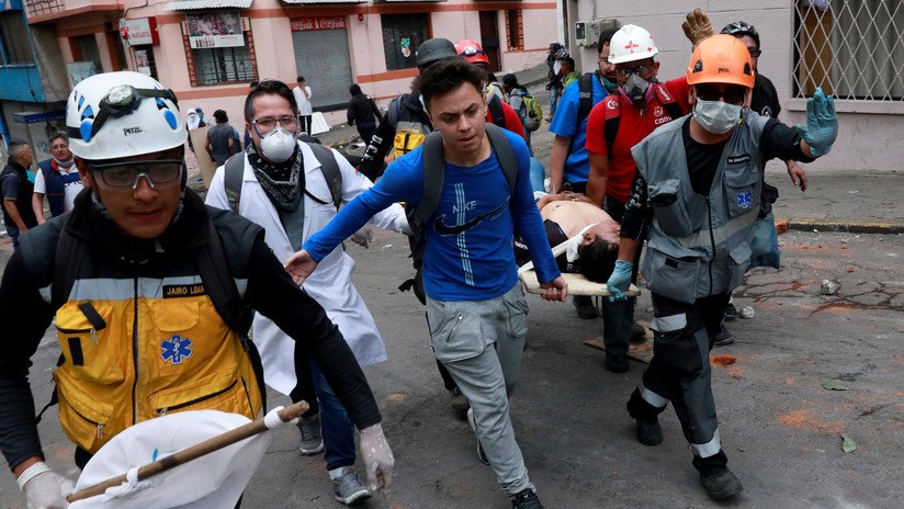 VIDEO, FOTOS: Médicos forman un cordón humano para impedir nuevos ataques de la Policía a las zonas de paz en Quito