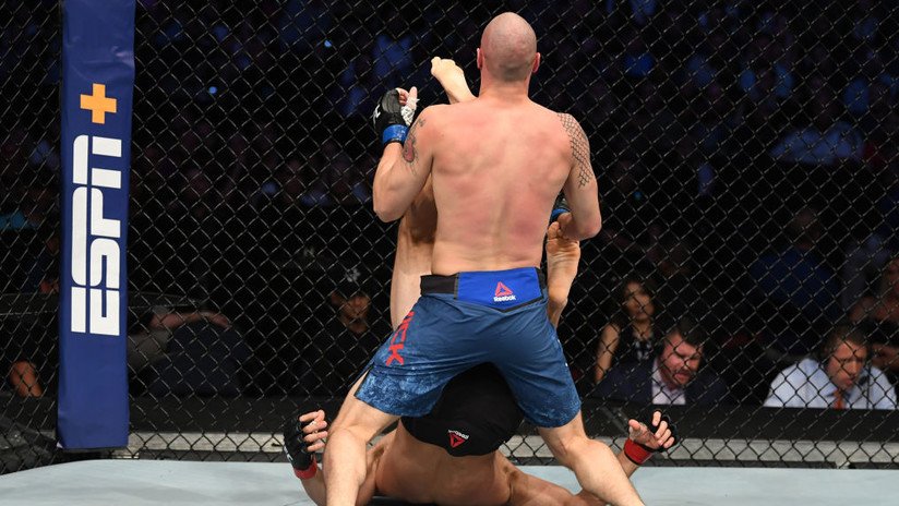 VIDEO: Un luchador de la UFC noquea a su rival de un talonazo en la cara estando de espaldas en la lona