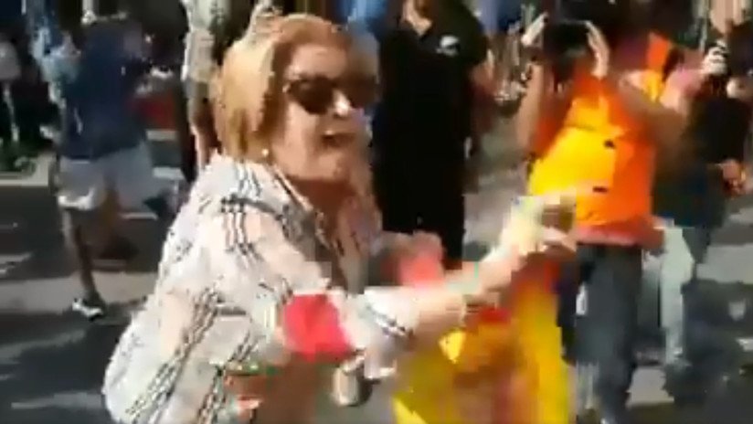VIDEO: Un hombre agrede a una mujer tras quitarle una bandera de España en Cataluña