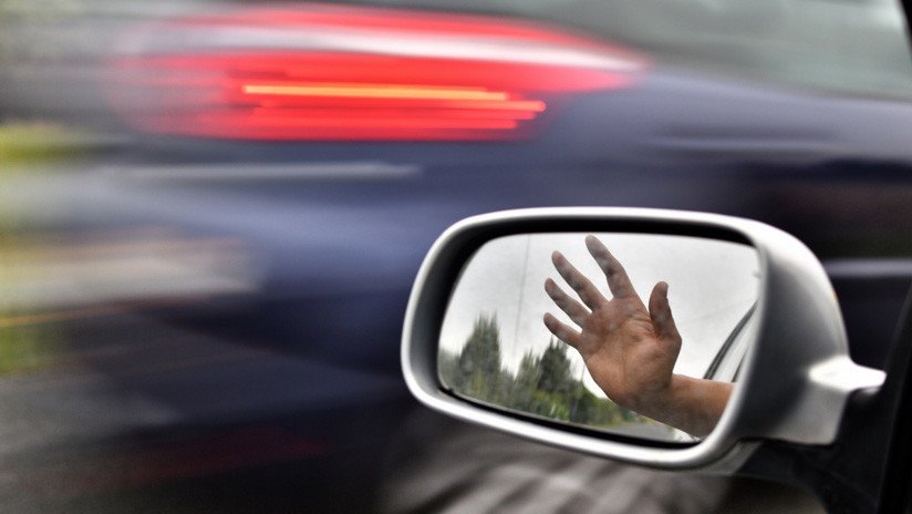 VIDEO: Mujer se 'autoatropella' tras olvidar poner el freno de mano de su coche