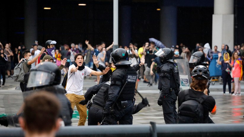 Extintores, porras y pelotas de goma: Disturbios en el aeropuerto de Barcelona tras la sentencia del 'procés'