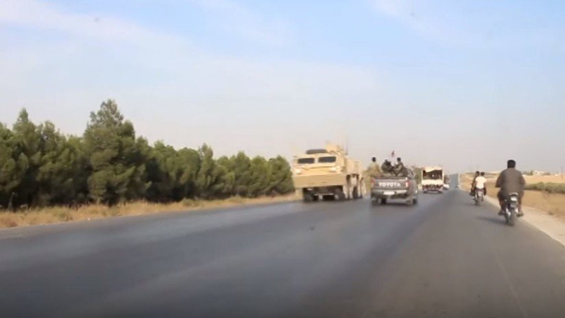 Tropas estadounidenses en retirada se cruzan con unidades militares sirias en una carretera (VIDEO)