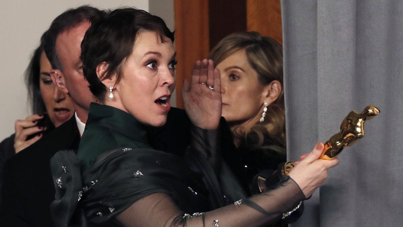 La ganadora del Óscar Olivia Colman revela que su marido robó un objeto de la residencia de Isabel II