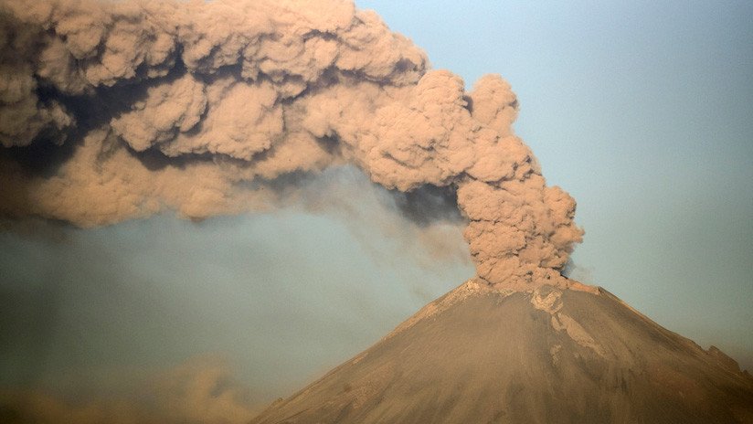 VIDEO: Captan una gran explosión en el volcán mexicano Popocatépetl