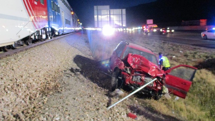 VIDEO: Patrullero saca a un conductor inconsciente de un auto segundos antes de que lo embistiera un tren a toda velocidad
