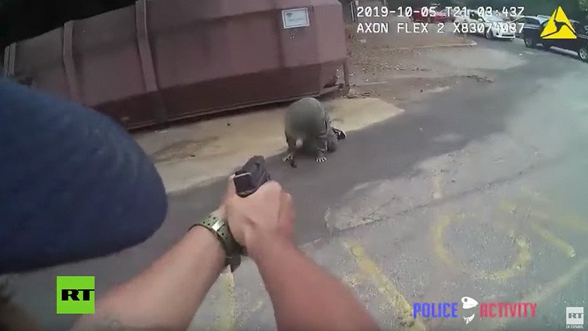 VIDEO: Un policía dispara contra un hombre que lo ataca con un machete