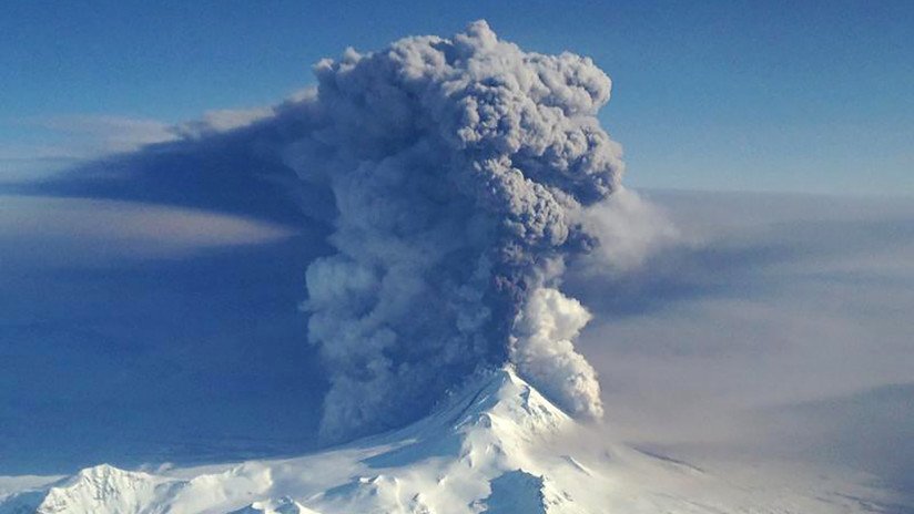 Un volcán sumergido en Alaska genera burbujas explosivas de gas más grandes que un campo de fútbol