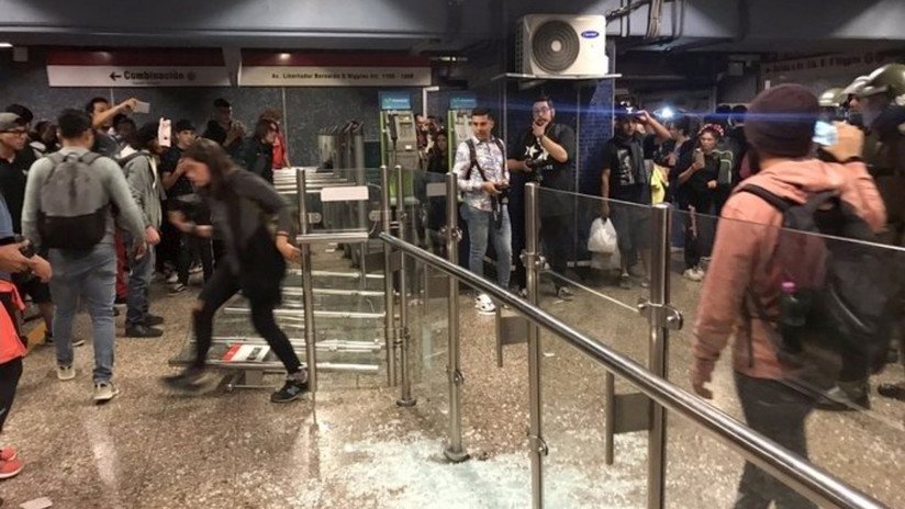 ¿Qué hay detrás de las 'evasiones masivas' de jóvenes en el metro de Santiago de Chile?