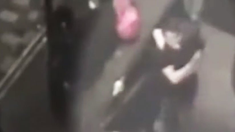VIDEO: Dos hombres chocan las manos y se abrazan después de violar a una joven en un club de Londres