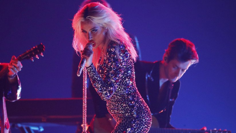 VIDEOS: Lady Gaga se cae del escenario al treparse sobre un admirador