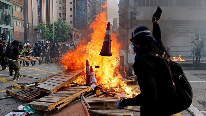 VIDEO: Cócteles molotov y barricadas en una nueva jornada de protestas en Hong Kong