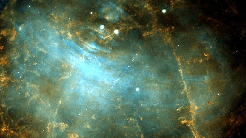 El rasguño en esta foto es la 'fotobomba' de un asteroide que cruza la Nebulosa del Cangrejo