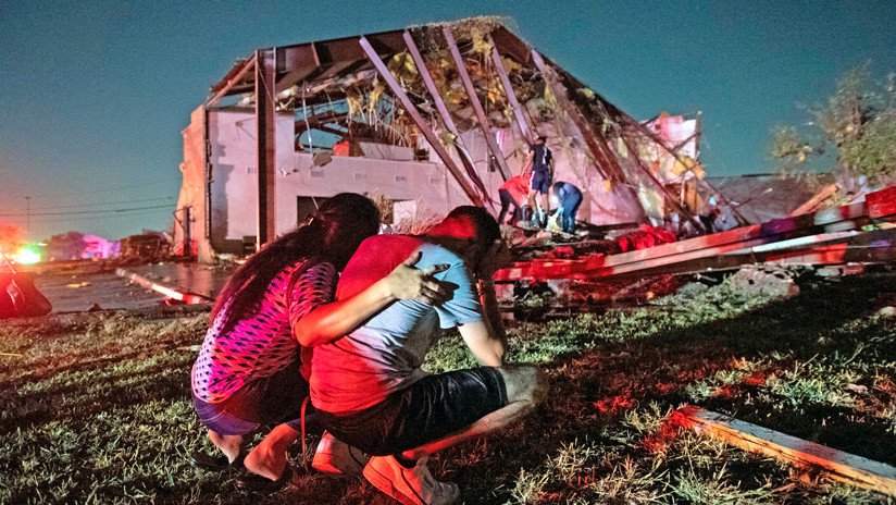 FOTOS, VIDEOS: Tornado "potencialmente mortal" causa graves destrozos en Dallas