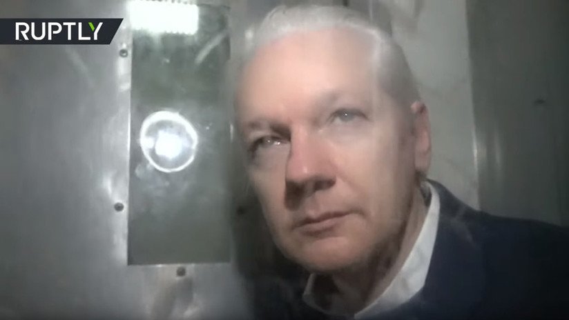Imágenes exclusivas: Assange abandona un tribunal de Londres en un coche policial