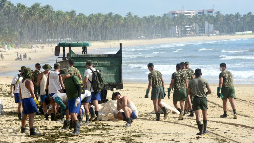 Brasil moviliza al Ejército para limpiar las manchas de petróleo en sus costas