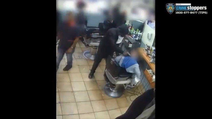 VIDEO: Captan un robo a punto de pistola en una barbería de EE.UU.