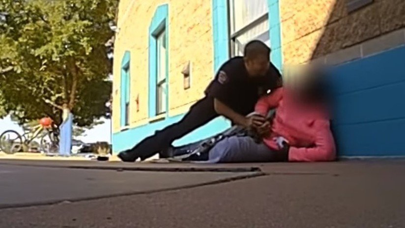 VIDEO: Un policía de EE.UU. agrede y tira al suelo a una niña de 11 años por "tomar más leche de la que debía" en una cafetería escolar