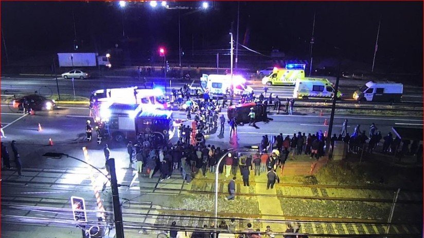 VIDEO: Un coche atropella a un grupo de manifestantes en Chile dejando 2 muertos y 9 heridos graves y la multitud golpea al conductor