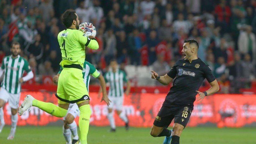 VIDEO: Portero de un equipo turco ve la tarjeta roja a los 11 segundos de comenzar el partido