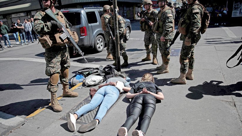 VIDEO: Un militar chileno le dispara a un manifestante a centímetros de distancia y lo inmoviliza en el suelo