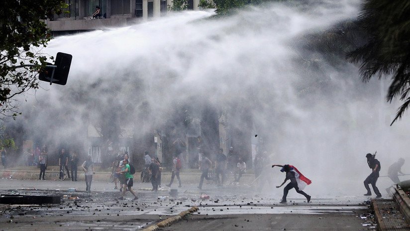 VIDEO: Policía chilena recurre a gases lacrimógenos, balas de goma y chorros de agua para dispersar protestas en Santiago